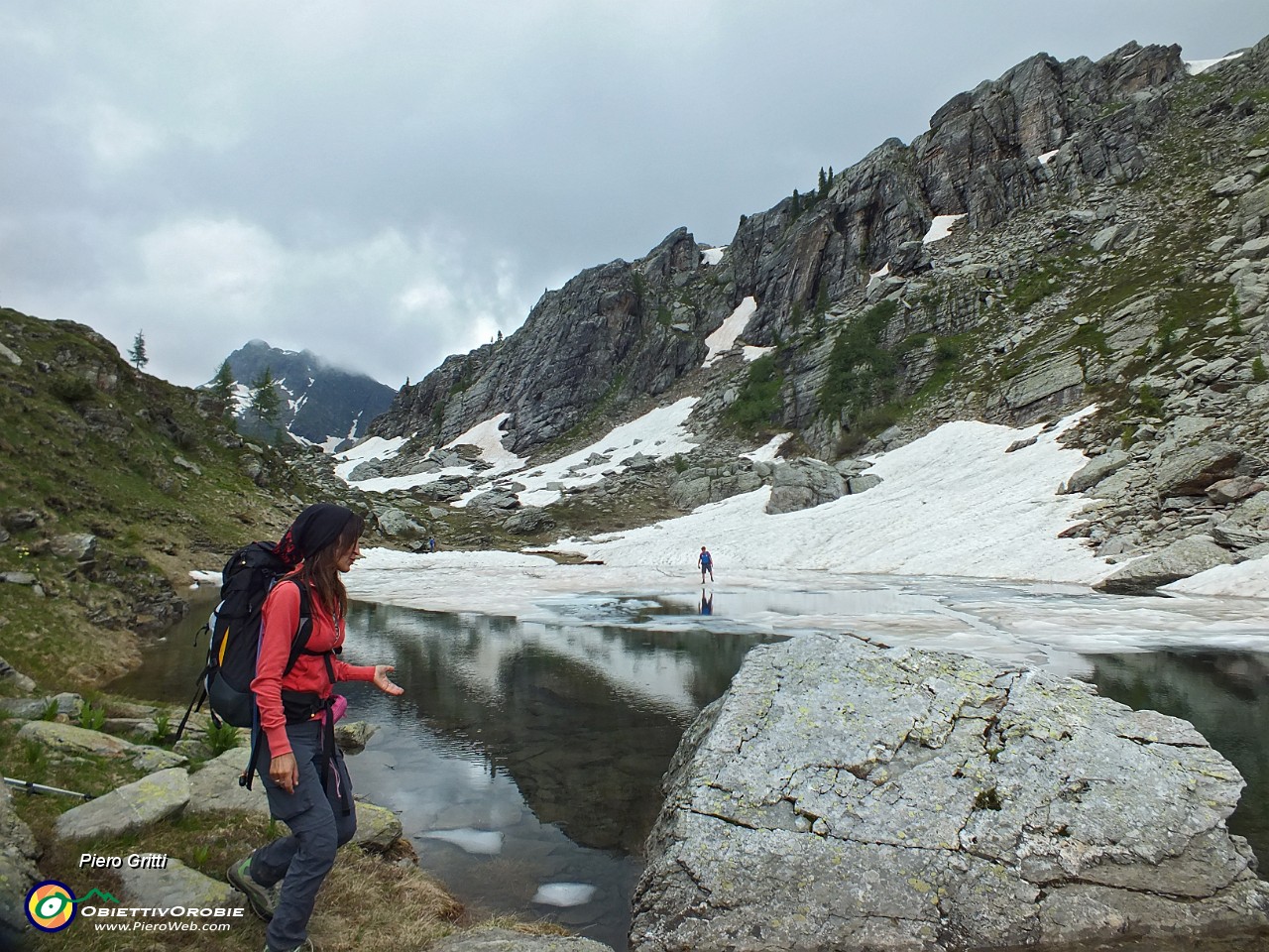 77 Chi cammina sui ghiacci del lago, chi va sull'isolotto roccioso....JPG